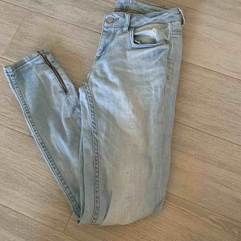 Superfina jeans från Gina tricot. Lågmidjade byxor med slitningar och kedja på sidan. Riktiga earley 2000s stil. . Jeans & Byxor.