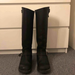  - Svarta höga äkta Johnny bulls. Köpta från Nilsson shoes för något år sedan för 1500 kr. Säljer pga använder inte längre. En del av spännet längst ner har gått sönder.(bild 3) därav lägre pris. Kan tänka mig att gå ner i pris. Hör av er för fler bilder 