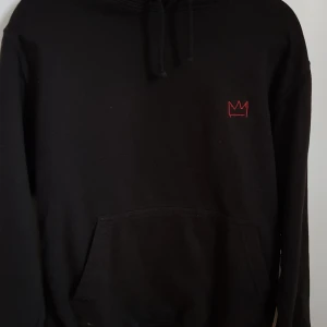 Hov1 merch, until next time - En svart hoodie, hov1 merch. Köpt på konserten i vid annexet 6 april 2018 för 600. Använd och bra skick! Dock lite urtvättad i färgen. Strl S men funkar XS-M beronde på önskad passform. Jag står för frakten