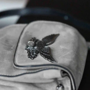  - Super fin väska, i mocka typ. Skitfin detalj med örnen! 🦅 fynda!