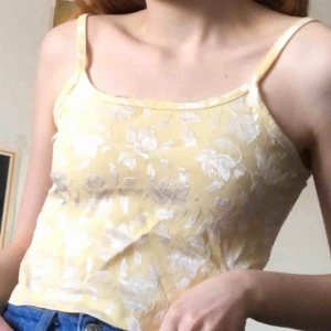  - Fint, ljusgult, tajt linne med silvriga rosor som reflekteras i vissa ljus, köpt på humana! 