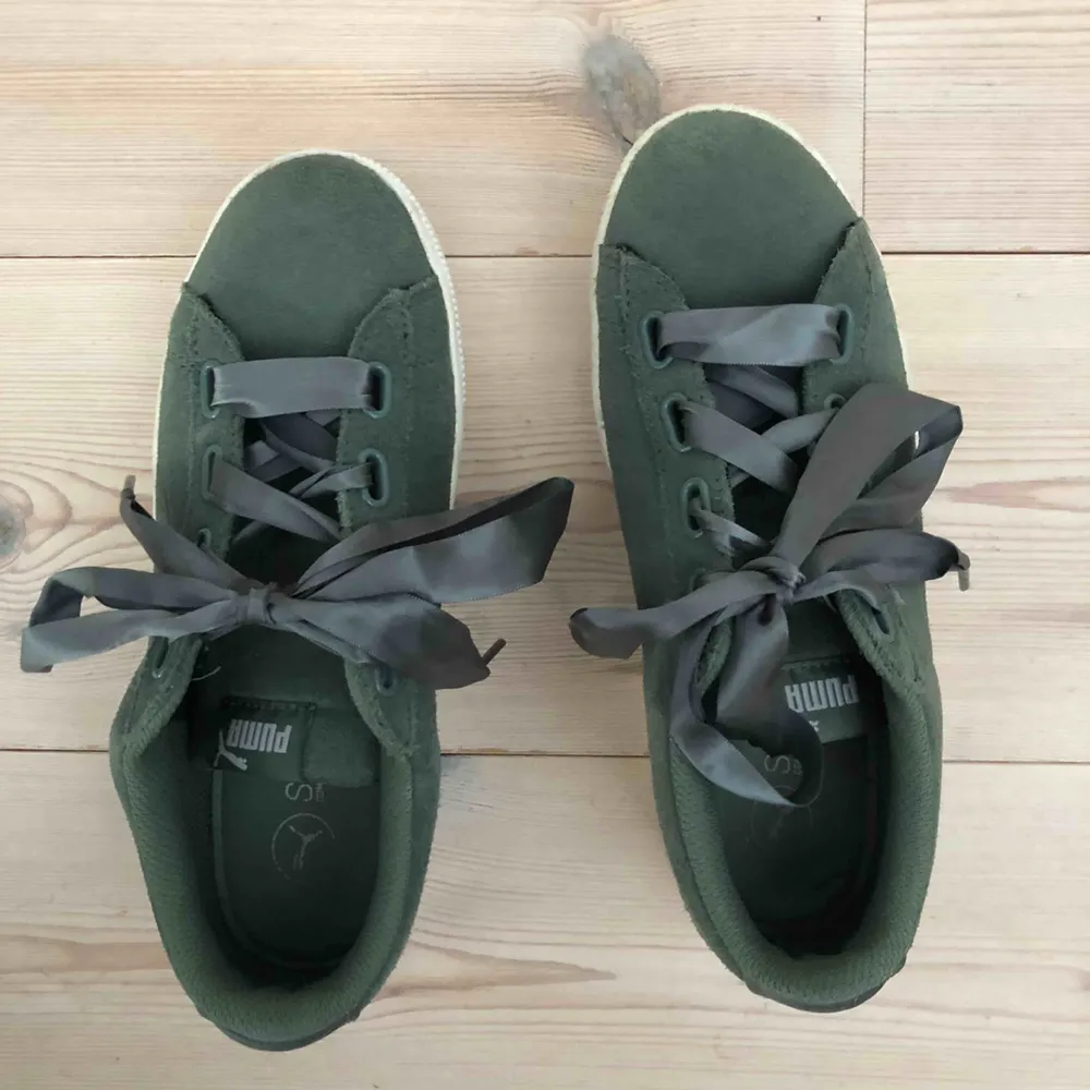 Säljer dessa mörkgröna puma skor🧚‍♀️🧚‍♀️ Skorna är i bra skick och de är sparsamt använda:) Köparen står för frakten! . Skor.