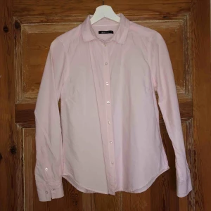  - Jättefin ljusrosa skjorta som jag är använd ett fåtal gånger som nu har blivit för liten...! Bra passform och skönt material, lite mjukare än en vanlig skjorta. Köparen står för frakten! 