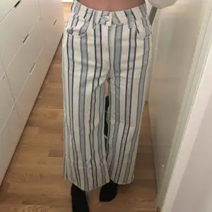 köpta på hm för några år sen, jättefina men används ej. ganska baggy men sitter tight upptill, jättefin modell och lite finare jeans. gratis frakt!