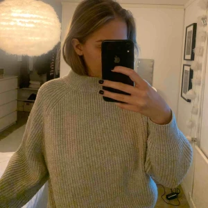  - Stikad tröja använd två gånger beige färg 💕💕