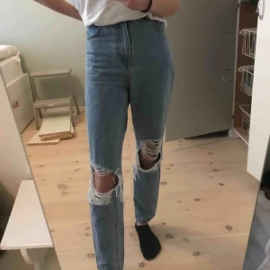  - Gaalet snygga jeans från Dr Denim, som liknar de populära från zara🤩 Säljs pga för stora för mig som vanligtvis har xs, därför måste håller jag upp byxorna midjan o har lånat sista bilden från förra ägaren, som visar hur de ska sitta🥰