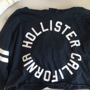  - cropped hoodie💙💙Skriv privat för mer info om plagget. Frakten är oftast 63kr med postkort skicka lätt men om det är mindre plagg=billigare. Är öppen för byte. Paketpris går att fixa!! Tveka inte att höra av er vid frågor!! 🥰🥰🥰