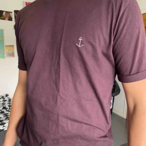  - T-shirt från the blue uniform. Vinröd och i bra skick!  Priset är inklusive frakt. Nypris:400kr Funkar på både kvinna o man