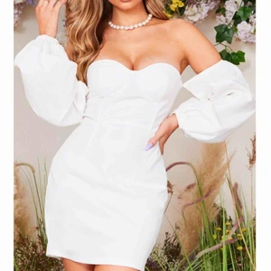  - HELT OANVÄND vit klänning från prettylittlethings. slutsåld!! Normal storlek 36. Köpte två så drf jag säljer denna. köparen står för frakt.💖