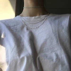  - Jättefint hemgjort pärlhalsband i grön och lila! 