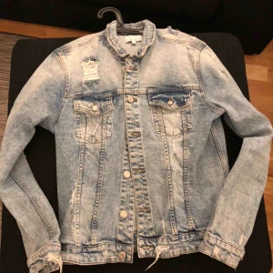  - Tja! Säljer nu min jeansjacka som är inprincip ny, använd fåtal gånger!  Nypris 999.  Köparen står för frakt!! :)  