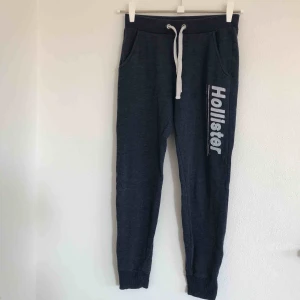  - Fina mörkblåa mjukisbyxor från Hollister i strl XS, skulle även passa strl S. Säljer för jag aldrig får användning för de, de är använda men bra kvalité och de är bekväma. Köpare står för eventuell frakt💗⚡️