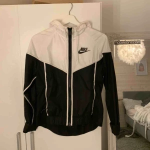  - Säljer nu denna fina ”vindjacka” från Nike, den är alltså inte tjock. Den går lite längre ner bak men går att vika upp om man skulle vilja det. Har bara använt den 3 gånger så i nyskick, nypriset var 800kr ⚡️ frakt blir 59kr