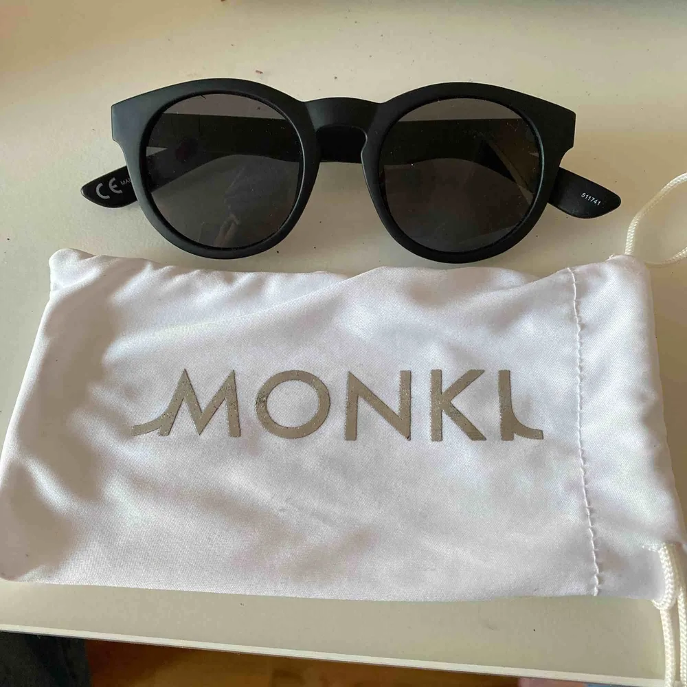 Säljer dessa snygga solbrillorna från monki, svarta och passar till allt☀️  Oanvända, som nya. Accessoarer.