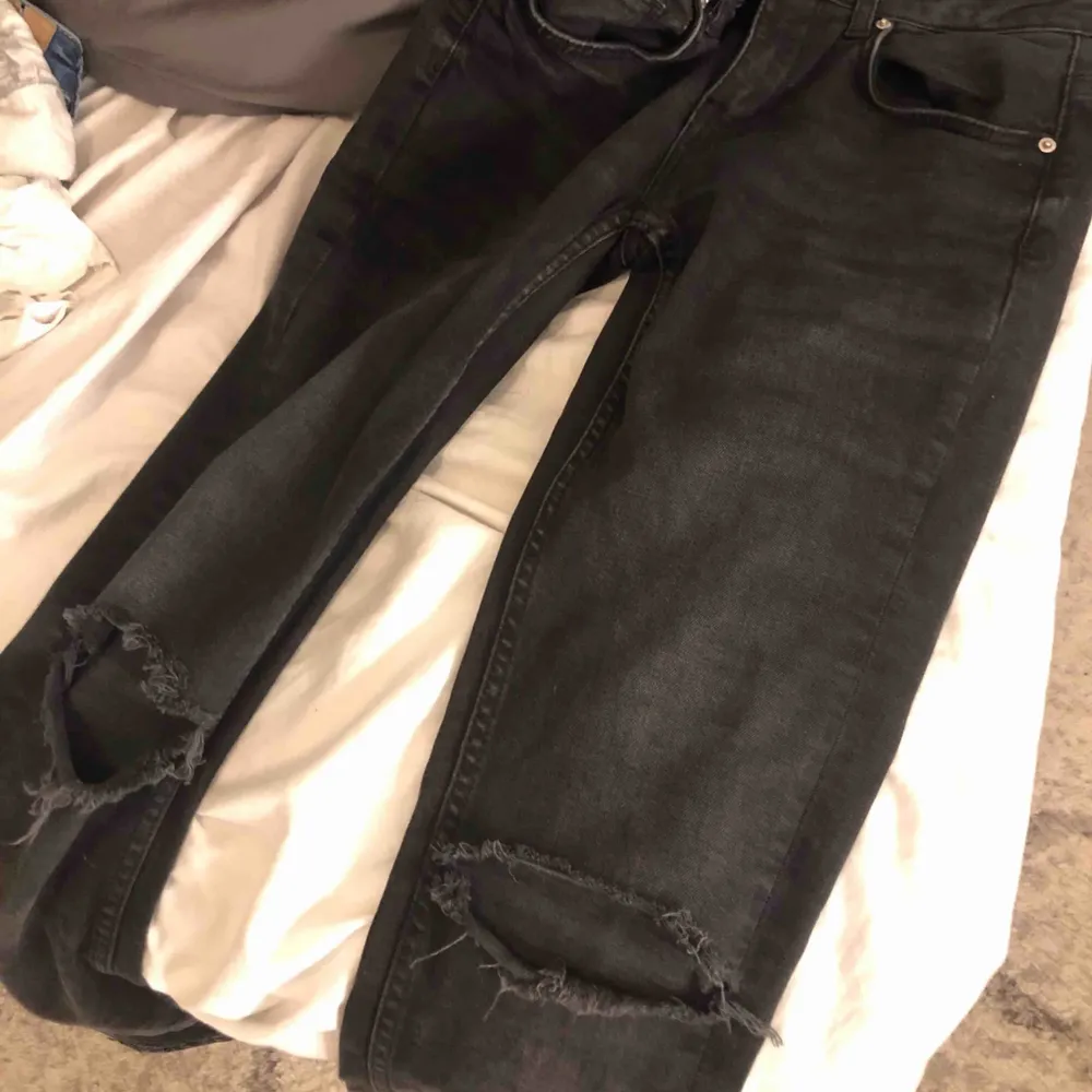 Säljer dessa supersnygga svarta jeans med lite gråtvätt, jeansen har hål och dragkedjor nertill. Storlek 26/30Kan mötas upp i Halmstad eller frakta🖤 . Jeans & Byxor.