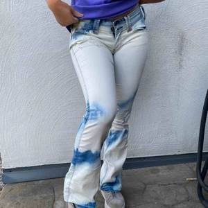 Dye jeans - Omgjorda blekta coola jeans!! Dem heter hollister vintage boyfriend men jag skulle säga att det är bootcuts med låg midja, lägg ett bud🐬🌎🎨🦋