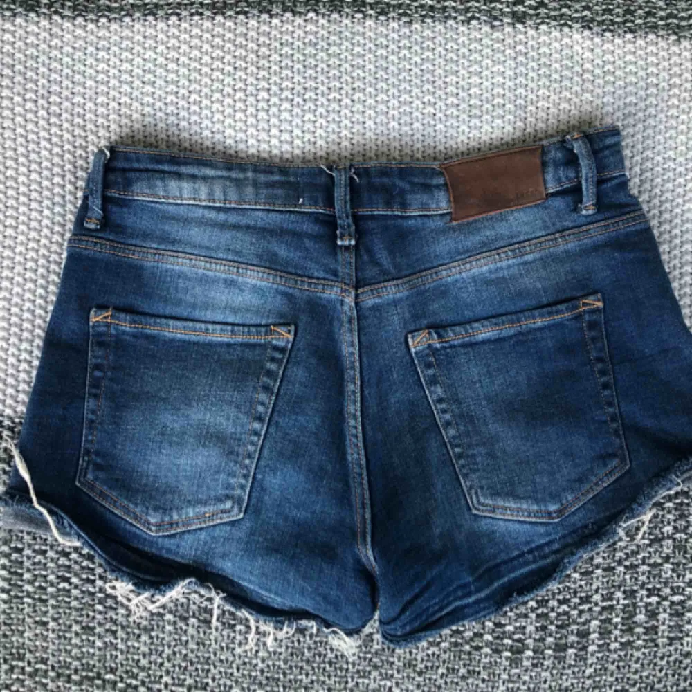 Trendiga ripped shorts i blått. Storlek är EUR 25/US 25 och kan jämföras med Small.. Shorts.