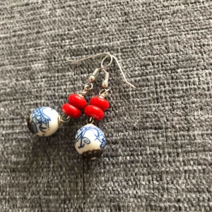  - Underbart natursten örhänge 💫 •handgjort i Hawai  •aldrig använt •metall nickelgodkänd •55 kr 📬Kan skickas mot fraktkostnad(11 kr) 🚭Djurfritt och rökfritt hem