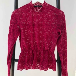  - Superfin blus i en unik och fin färg!💛💛 Nypris 399kr och har aldrig blivit använd tyvärr  Skriv för fler funderingar, kram.