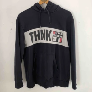  - Jätte skön blå hoodie Köparen står för frakten.