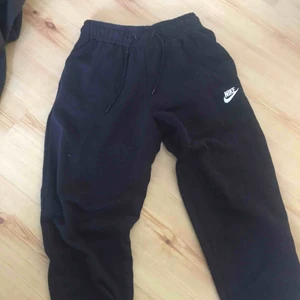  - Ett par jätte sköna Nike sweatpants. Använda 1 gång, säljer på grund av att jag köpte fel storlek då jag skulle ha S.  Köpare står för frakt! 
