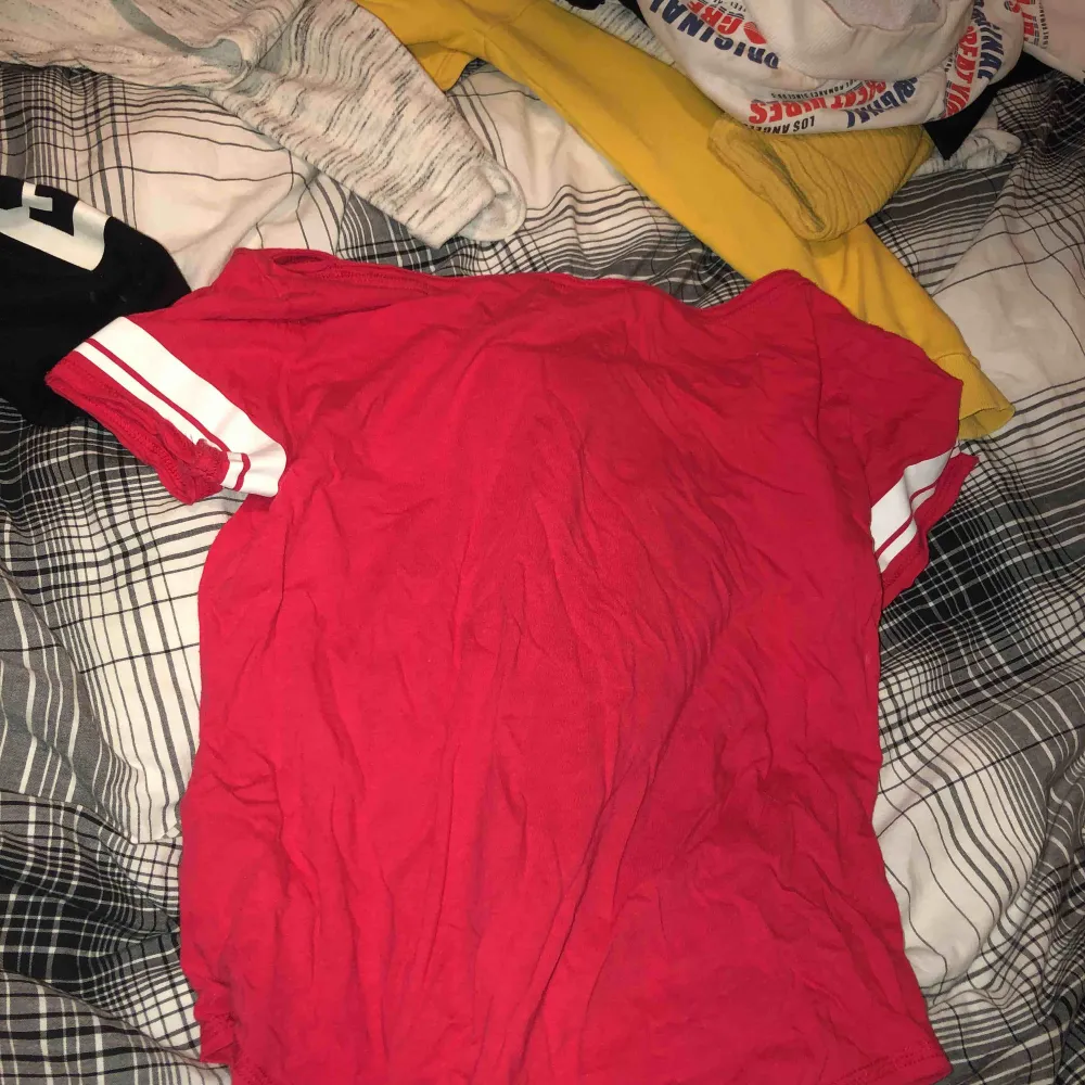 Det är en röd tröja från hollister. I storlek XS. Har inte haft den länge alls . T-shirts.