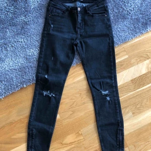  - Jeans från Zara Storlek 38 Bra skick 49 kr 🧺Tvättad efter användning 🚫Djurfritt och rökfritt hem 📍Kan mötes upp i Mölnlycke 📬Kan skickas mot fraktkostnad