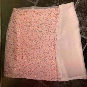  - Oanvänd kort kjol stl 40/42, paljetter fram o slät bak 