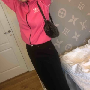  - Måttligt använd men tyver med några stänk av vit målarfärg, men syns inte när du använder den🥵