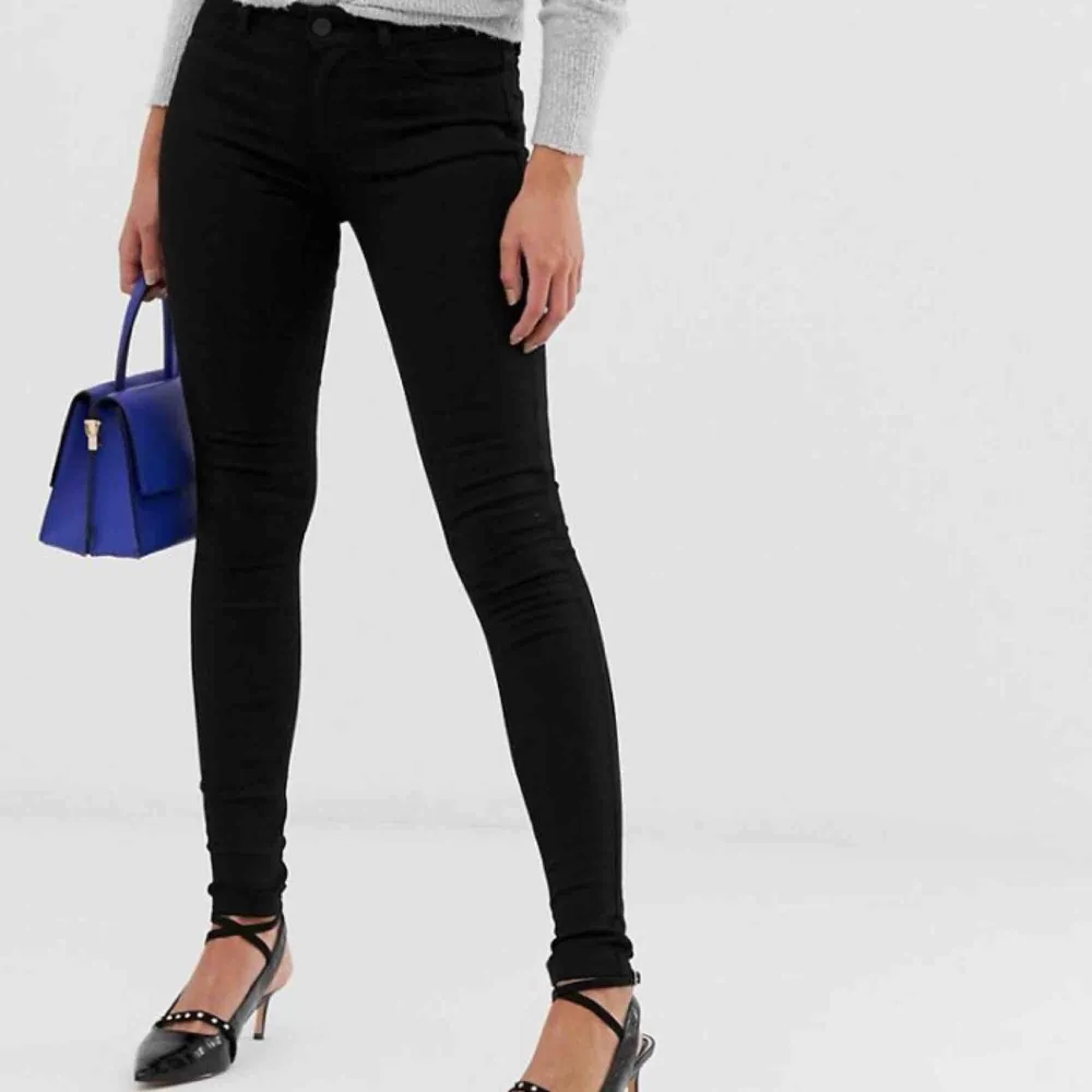 Svarta skinnyjeans från Oasis i storlek S. Fick hem fel vara därav inte använda alls. 200 inklusive frakt 🤩. Jeans & Byxor.