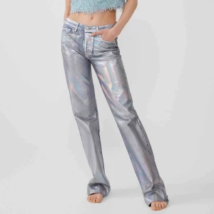  - Intressekoll på mina as coola populära regnbågsskimrande wide leg jeans ifrån Zara. Buda❗️❗️