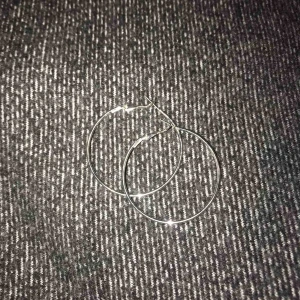  - Dessa örhängen är INTE använda, dom öppnas och stängs som jag visar på andra bilden. Dom kostar 100kr nypris, KÖPAREN står för frakten;)