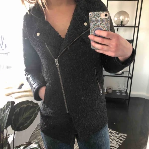  - Fin jacka i gott skick som sällan kommer till användning längre! Ärmar i skinnimitation. Köparen står för frakt 🌼