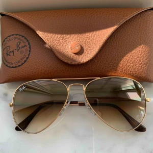  - Säljer mina rayban aviators, de är i nyskick aldrig använda. Guld båge med brun klassisk lins b-15, storlek small 55 14. Nypris: 1670kr. Vid snabb och smidig affär kan priset sänkas.Kan mötas upp i Stockholm annars står köparen för frakten😊