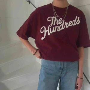  - Oversized t-Shirt från skatemärket The Hundreds. Tröjan är i fint skick men texten har spruckit lite       (se bild) herrmodell men funkar för alla:)