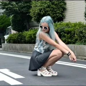 Kort Kjol stl.S - Kort kjol i fake läder. Köpt i Shibuya från en affär som heter Sevens. Storlek S.