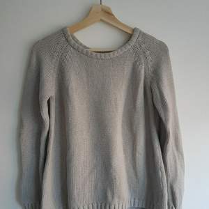 Stickad ljusgrå tröja från Gina tricot. storlek M. Utmärkt skick.