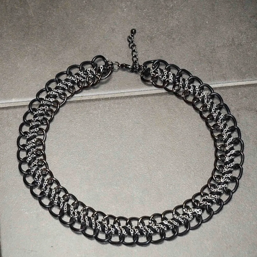 Super coolt halsband 🔳 köpt 2010 på MQ. I super fint skick fortfarande. ☺️. Accessoarer.