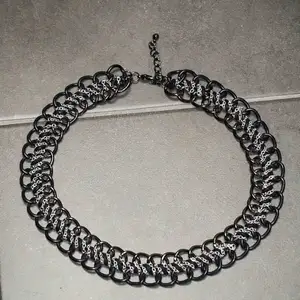 Super coolt halsband 🔳 köpt 2010 på MQ. I super fint skick fortfarande. ☺️