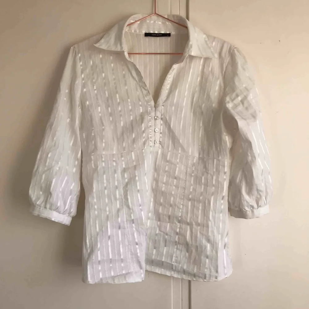 En superfin skjorta i storlek M från Vero moda! Trekvartslång ärm!! 100kr inklusive frakt som köparen står för📦 . Skjortor.
