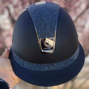  - Blå miss shield ridhjälm med polo skärm och swarovski crystal fabric top och band.    Stl. M, 55M ~ 58M   Använd ett fåtal gånger på tävling, som ny!   Köpt för 8000 kr  