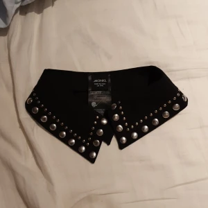 Löstagbar krage monki - Avtagbar / löstagbar skjortkrage från Monki. Aldrig använd endast testad. Kan sättas på vilket plagg som helst 🌼 