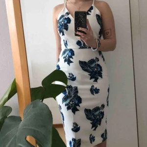 Somrig klänning  - Superfin somrig klänning till skolavslutning eller liknande! 10/10 skick endast använd klänningen 1 gång  