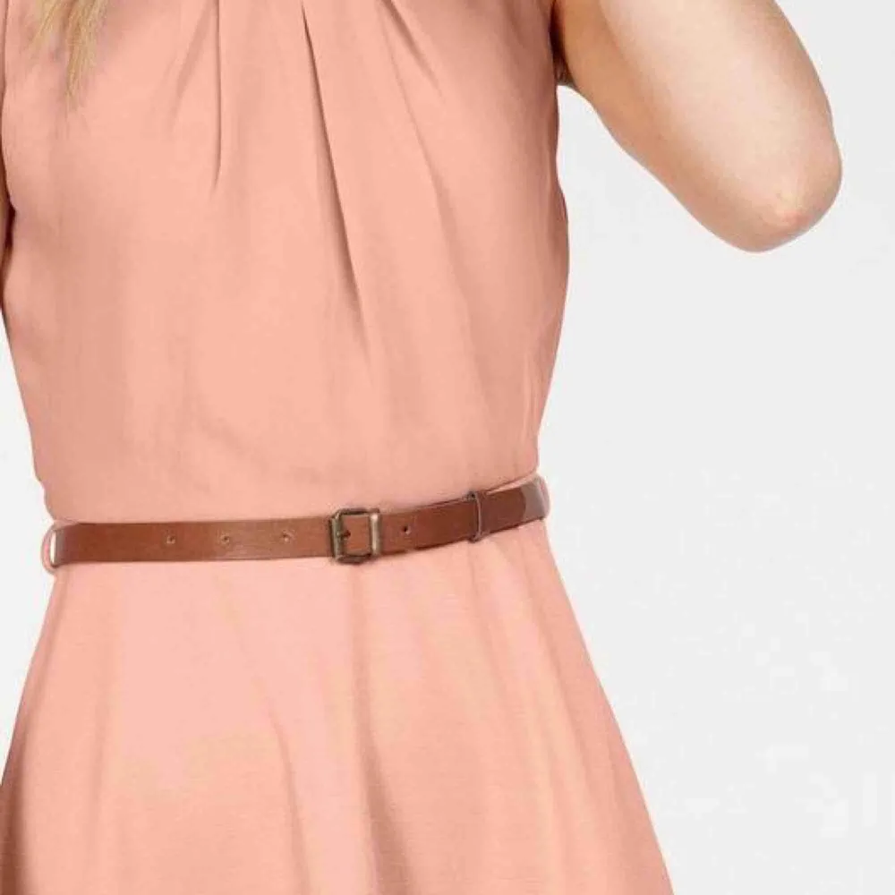 Vacker rosa klänning med bälte från Vero Moda Ny Skickas fraktfritt Betala med Klarna, Swish, Paypal eller Parson Mer info  https://nellasshop.com/products/bomullsklanning. Klänningar.