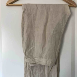  - Fina linnebyxor köpta från Humana Secondhand, perfekta till sommaren! Jag har dock aldrig använt de då de inte passar mig. Köpte de för 150kr, men säljer för 100kr (inklusive frakt). Står ingen storlek i dem men de är ungefär XS/S skulle jag säga. 