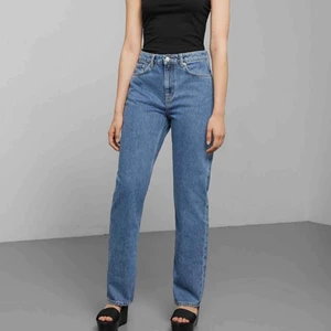  - Supersnygga och populära jeans i modell voyage från Weekday, nypris 500 kr. Dåligt ljus i mitt kök, därför ser de annorlunda ut😓. Kan mötas upp i Göteborg annars står köparen för frakt ;)