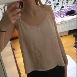  - Ljusrosa linne från weekday i silkesmatrial. Är väldigt tunn vilket är perfekt till sommaren 