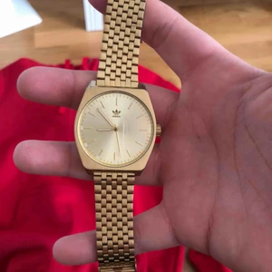  - Säljer en fet adidas klocka då jag tröttnat på den! Nypris låg mellan 1500-2000! Kommer inte riktigt ihåg då jag fick den i julklapp, tyvärr så finns ingen kartong eller kvitto då jag va dum i huvudet i slängde de! 