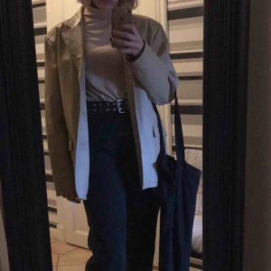 Beiga jacka - Säljer en snygg vintage jacka som är köpt på second hand. Finns lite småfläckar på jackan som förmodligen går bort med tvätt (men kan ej garantera det)! Köparen står för frakt 