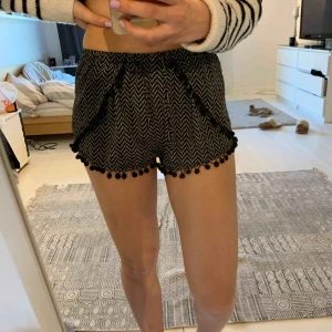  - Shorts från bikbok. Sparsamt använda och ser ut som nyskick! Frakt tillkommer💕